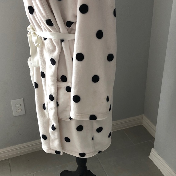 VICTORIAS SECRET Cozy Short Plush Robe in a white and black polka dots | M/L - Picture 7 of 12